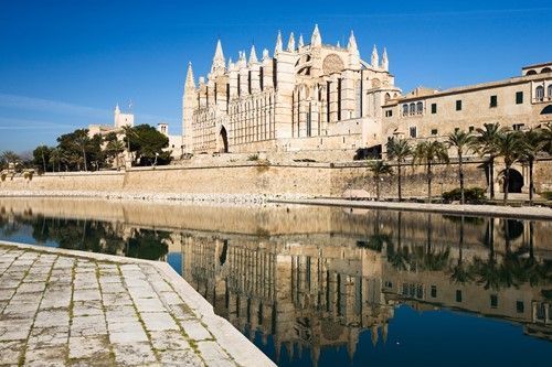 Los españoles prefieren los destinos nacionales durante sus vacaciones de julio 2022, según Jetcost